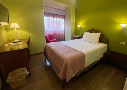 Camera Singola del Fenix Hotel Roma con letto da una piazza e mezza, scrittoio e poltroncina