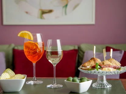 Aperitif in the room: spritz, white wine and snacks