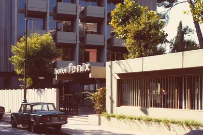 La facciata del Fenix Hotel a Roma in una foto d'epoca, con l'insegna storica e le auto parcheggiate davanti all'ingresso